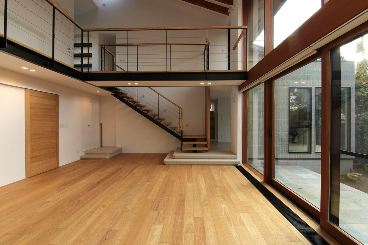 大正建築と合掌天井の現代建築<br />
回廊と階段を浮かせた木質豊富な立体空間